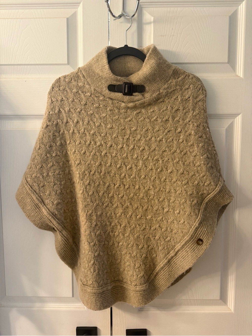 Chiaramente Made in Italy Neutral Cable-Knit Poncho with Buckle Collar - Cream
